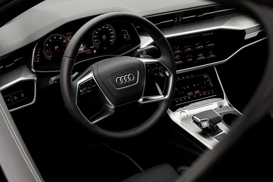 Панель приборов Audi A6 55 TFSI Quattro (C8) 2018 года  (WW) (фото 24 из 40)